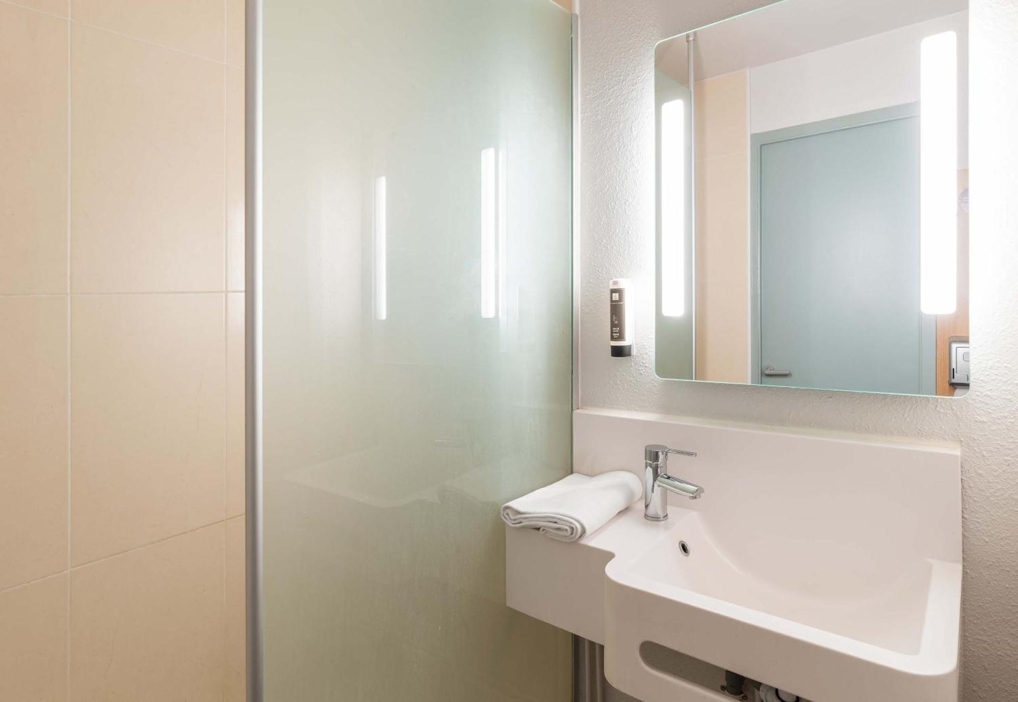 B&B HOTEL Lyon Grand Stade Meyzieu Buitenkant foto