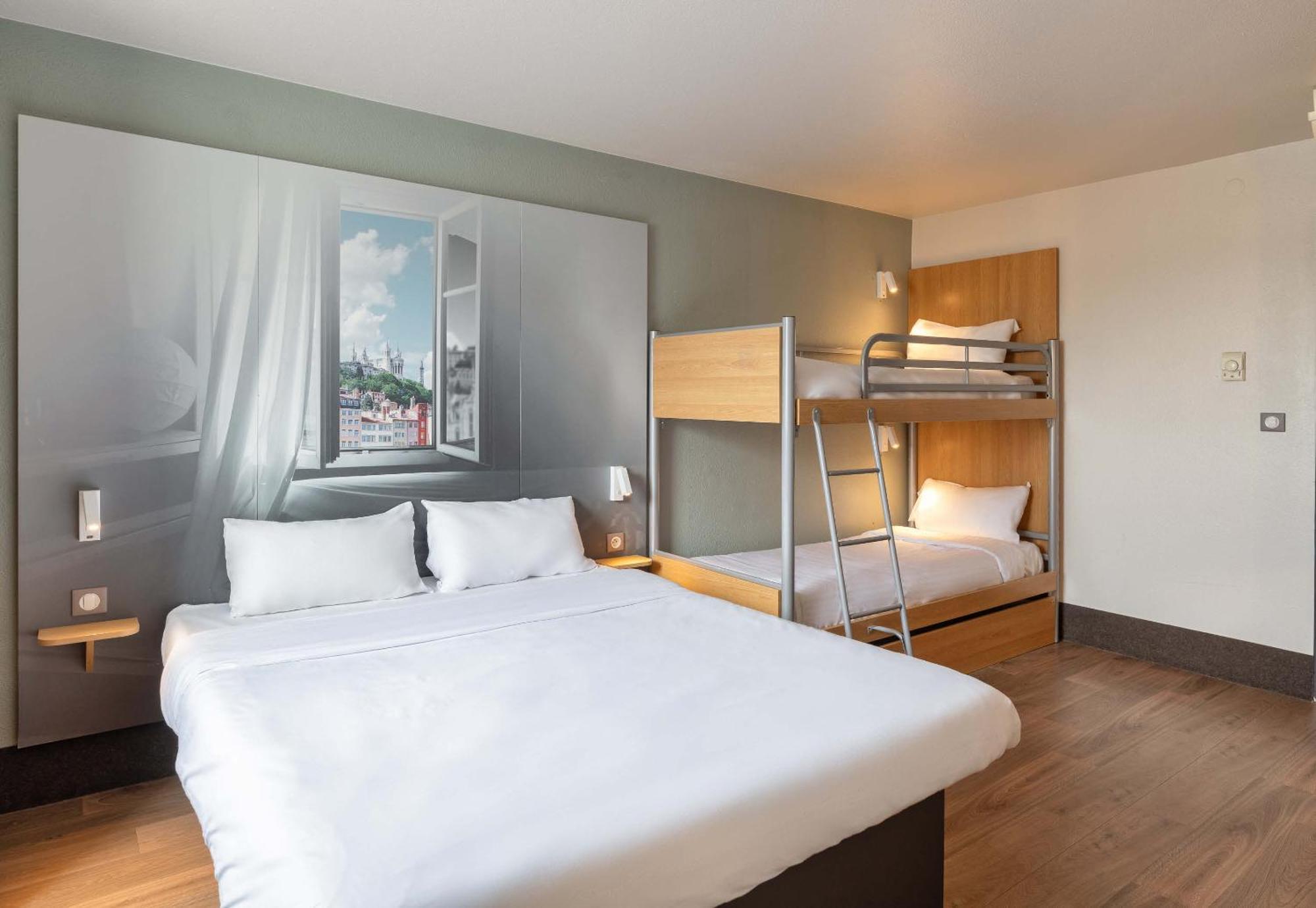 B&B HOTEL Lyon Grand Stade Meyzieu Buitenkant foto