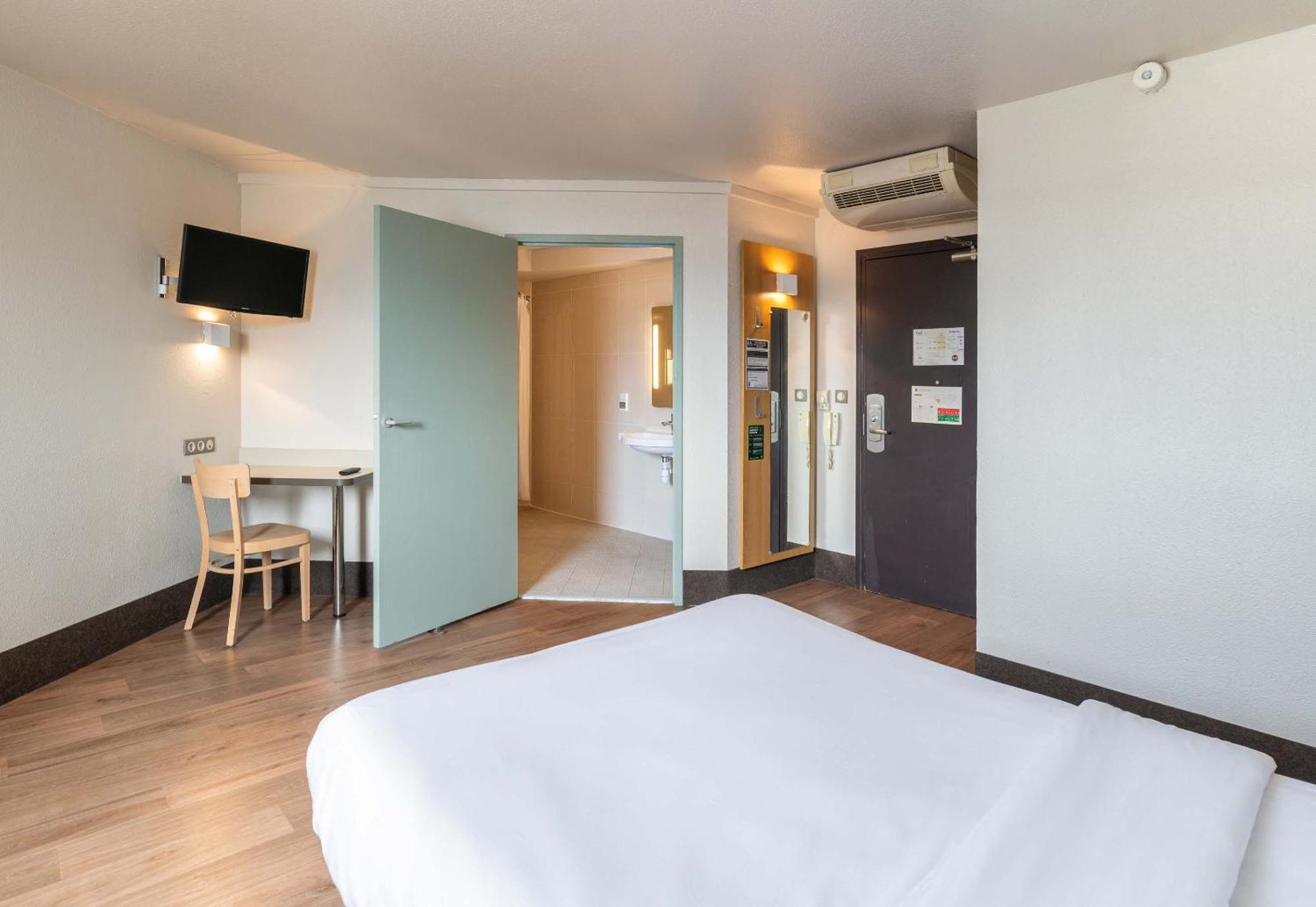 B&B HOTEL Lyon Grand Stade Meyzieu Buitenkant foto
