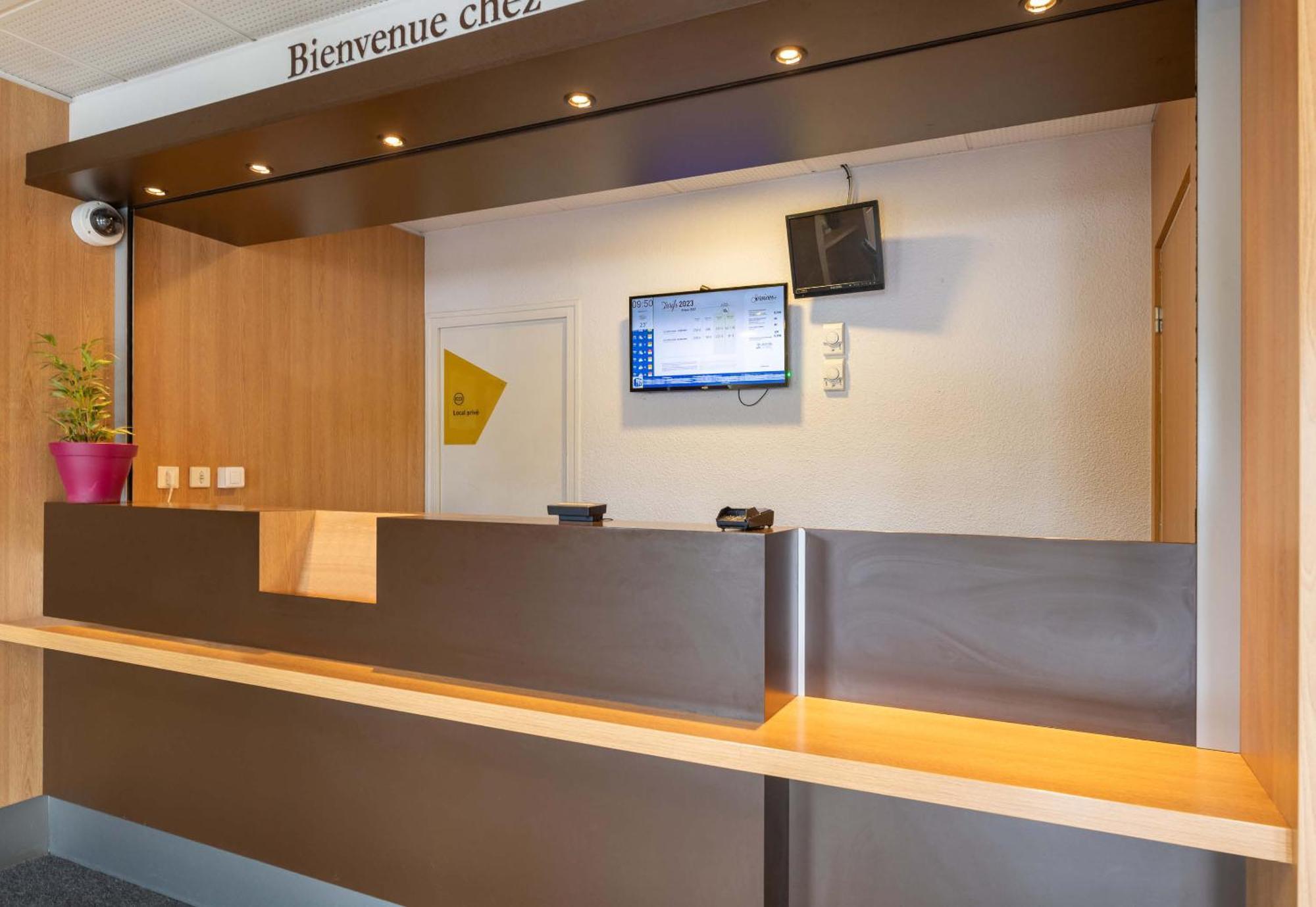 B&B HOTEL Lyon Grand Stade Meyzieu Buitenkant foto