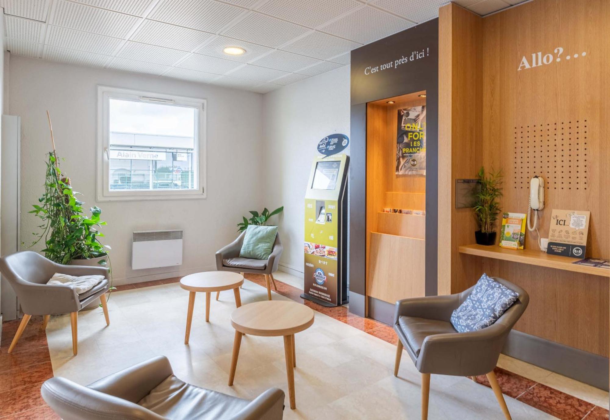 B&B HOTEL Lyon Grand Stade Meyzieu Buitenkant foto